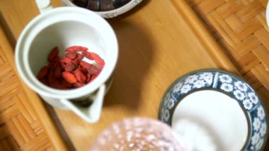 Geleneksel Çin çay töreni. Goji berry çay ve tatlı.
