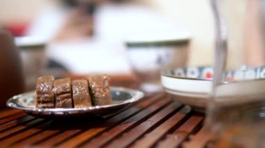 Geleneksel Çin çay seremonisi. sofrada çay ve tatlı şerbeti
