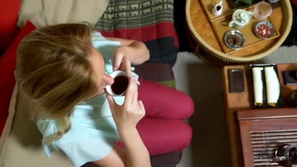 Ceremonia tradicional del té chino. de cerca, mujer caucásica bebiendo té chino. vista desde arriba — Vídeo de stock