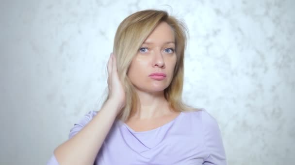 Problemas de perda de cabelo, alopecia. a mulher tem pedaços de cabelo durante a pentear. cabelo perdido permanece em suas mãos — Vídeo de Stock