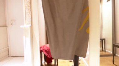 bir elbise uygun oda kadın. şık kel kadın deri tozluk ve şık bir sweatshirt uygun odasından çıkar