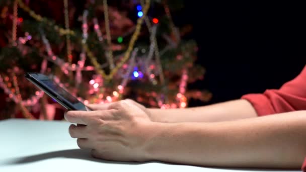 Bonne année et Joyeux Noël. Gros plan. mains féminines textos sms message sur smartphone — Video