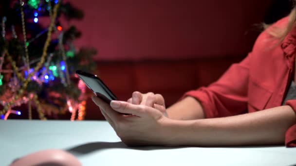 Happy New Year and Merry Christmas. close-up. female hands texting sms message on smartphone — Stock Video