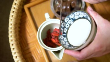 Geleneksel Çin çay töreni. Goji berry çay ve tatlı.
