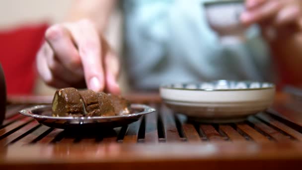 Traditionele Chinese theeceremonie. thee en dessert op de tafel sorbet — Stockvideo