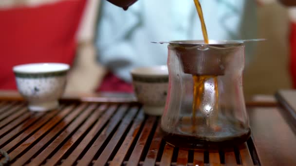 Tradycyjna Chińska Ceremonia herbaty. Zbliżenie. ktoś wlewa herbatę do filiżanek — Wideo stockowe