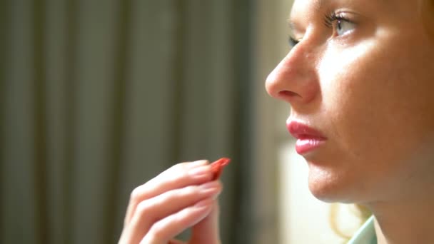 Zbliżenie do ust. Kobieta jedząca przekąskę z jagód goji. Zdrowe odżywianie i styl życia. Diety. — Wideo stockowe