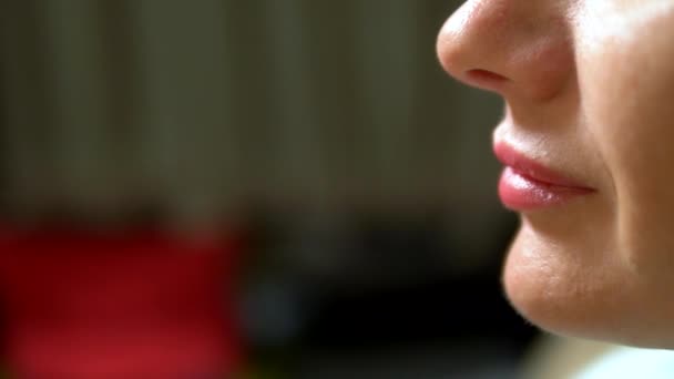 Mond dicht. Vrouw het eten van een Goji Berry snack. Gezond eten en levensstijl. Dieet. — Stockvideo