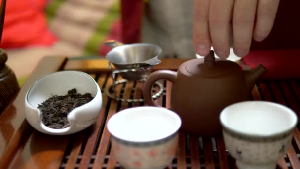 Традиционная китайская чайная церемония. Хозяин готовит чай. макро — стоковое видео