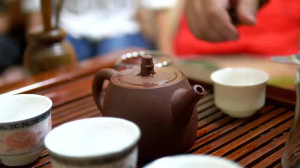 Tradizionale cerimonia del tè cinese. Il padrone sta preparando il tè. primo piano — Video Stock
