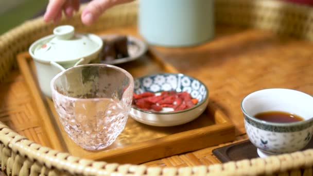 Cérémonie traditionnelle chinoise du thé. Thé aux baies de Goji et dessert . — Video