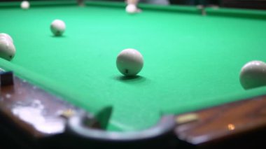 Bilardo. Close. yeşil bir bilardo masasında işaret ve beyaz top ile adam el. kopyalama alanı