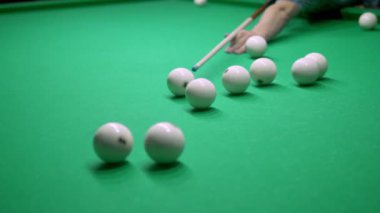 Bilardo. Close. yeşil bir bilardo masasında işaret ve beyaz top ile adam el. kopyalama alanı