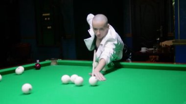 beyaz deri ceket şık kel kız bilardo çalış.