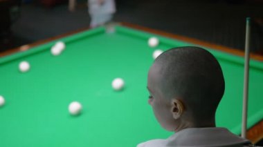 beyaz deri ceket şık kel kız bilardo çalış.