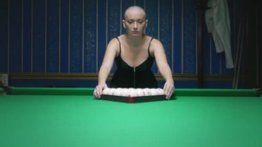 siyah deri korse şık kel kız bilardo çalış.