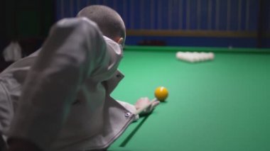 beyaz deri ceket şık kel kız bilardo çalış.