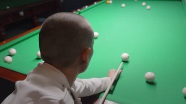 beyaz deri ceket şık kel kız bilardo çalış.