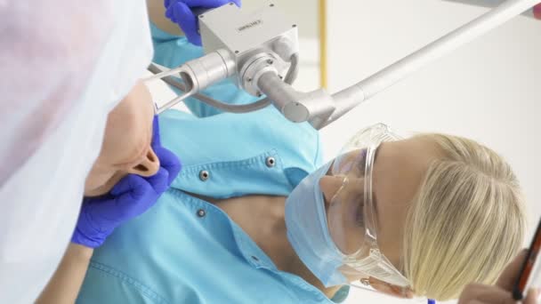 Läkare kosmetolog gör proceduren med laser återuppstår i ansiktet. hudföryngring koncept, hårdvara kosmetologi. vertikal — Stockvideo