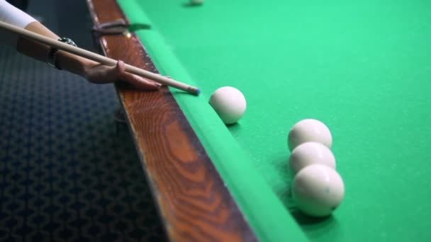 Billard. Gros plan. main d'homme avec queue et boule blanche sur une table de billard verte. espace de copie — Video