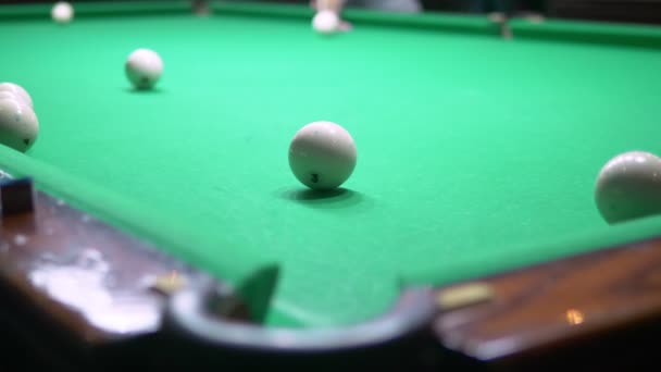 billard. Gros plan. main d'homme avec queue et boule blanche sur une table de billard verte. espace de copie 