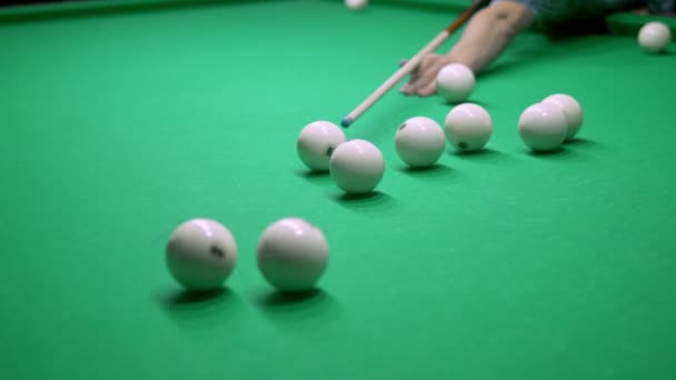 Bilardo. Close. yeşil bir bilardo masasında işaret ve beyaz top ile adam el. kopyalama alanı — Stok video