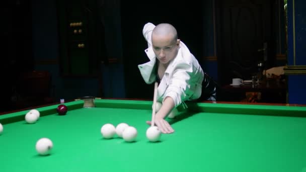 Élégante fille chauve dans une veste en cuir blanc joue au billard . — Video