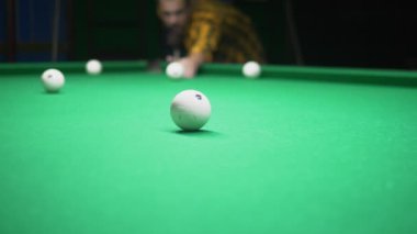 adam bilardo oynar. bilardo, hobi, spor kavramı