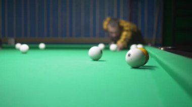 adam bilardo oynar. bilardo, hobi, spor kavramı