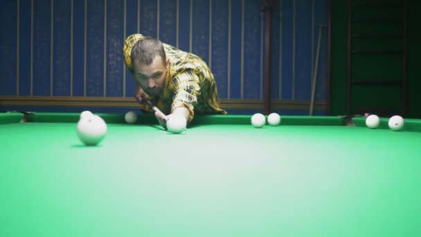 Adam bilardo oynar. bilardo, hobi, spor kavramı — Stok video