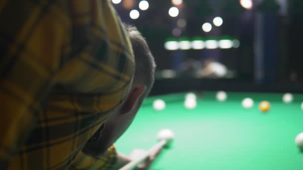 Mann spielt Billard. das Konzept von Billard, Hobbys, Sport — Stockvideo