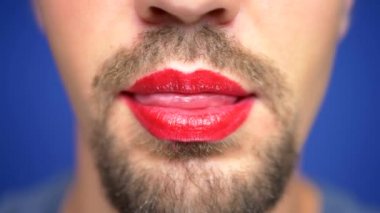 Close. Boyalı dudakları olan sakallı bir adam onları cinsel olarak yalıyor..