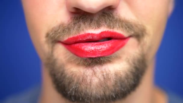 Primer plano. Un hombre barbudo con los labios pintados los lame sexualmente . — Vídeos de Stock