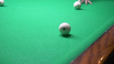 Bilardo. Close. yeşil bir bilardo masasında işaret ve beyaz top ile adam el. kopyalama alanı
