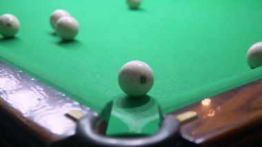 Bilardo. Close. yeşil bir bilardo masasında işaret ve beyaz top ile adam el. kopyalama alanı