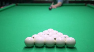Bilardo. Close. yeşil bir bilardo masasında işaret ve beyaz top ile adam el. kopyalama alanı