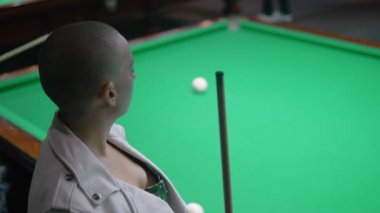 beyaz deri ceket şık kel kız bilardo çalış.