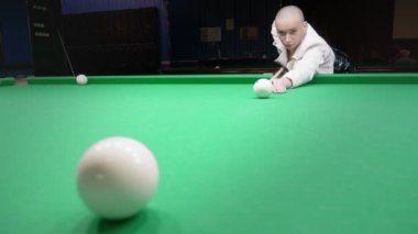 beyaz deri ceket şık kel kız bilardo çalış.