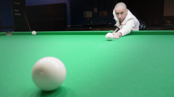 Élégante fille chauve dans une veste en cuir blanc joue au billard . — Video