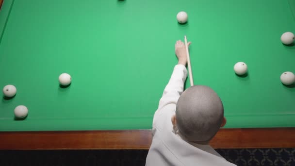 Élégante fille chauve dans une veste en cuir blanc joue au billard . — Video