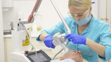 Doktor kozmetik uzmanı, yüzün lazerle yeniden yüzleştirilme prosedürünü uyguluyor. Cilt gençleştirme konsepti, donanım kozmetolojisi.