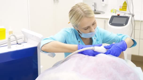 Procedura di sollevamento RF microneedle. Cosmetologia hardware. Estetista conduce una procedura di ringiovanimento facciale per una donna calva . — Video Stock