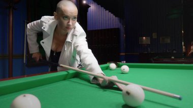 beyaz deri ceket şık kel kız bilardo çalış.