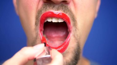 Close. sakallı bir adam dudaklarını boyar.