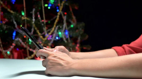З Новим роком та Різдвом Христовим. крупним планом. жіночі руки смс-повідомлення на смартфоні — стокове фото