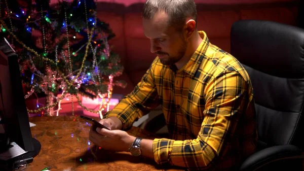新年快乐，圣诞快乐。特写。男性手在智能手机上发短信 — 图库照片