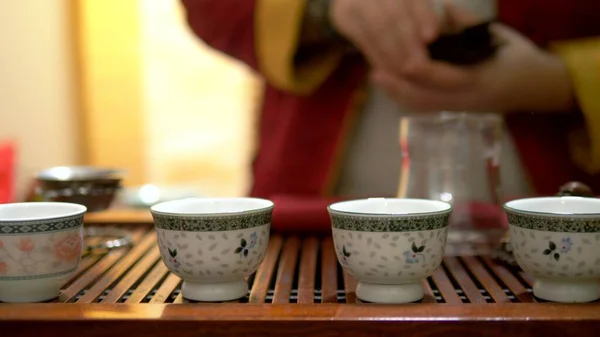 Ceremonia tradicional del té chino. el maestro está haciendo té. primer plano —  Fotos de Stock