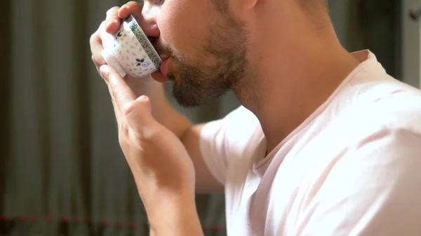 Traditionell kinesisk teceremoni. närbild, kaukasiska man dricker kinesiskt te — Stockfoto