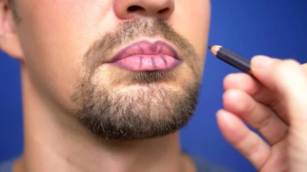 Primer plano. un barbudo se pinta los labios . —  Fotos de Stock