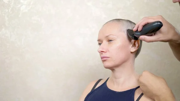 Mannen rakar huvudet av en skallig kvinna. kopiera utrymme. äventyr av främmande människor — Stockfoto